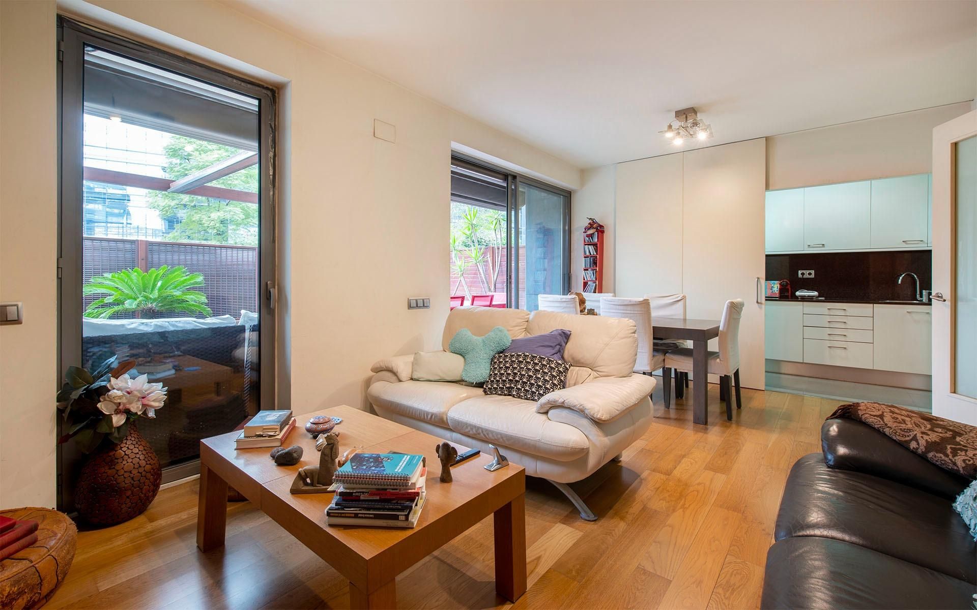 Exterior view of Flat for sale in  Barcelona Capital  with Air Conditioner, Heating and Private garden