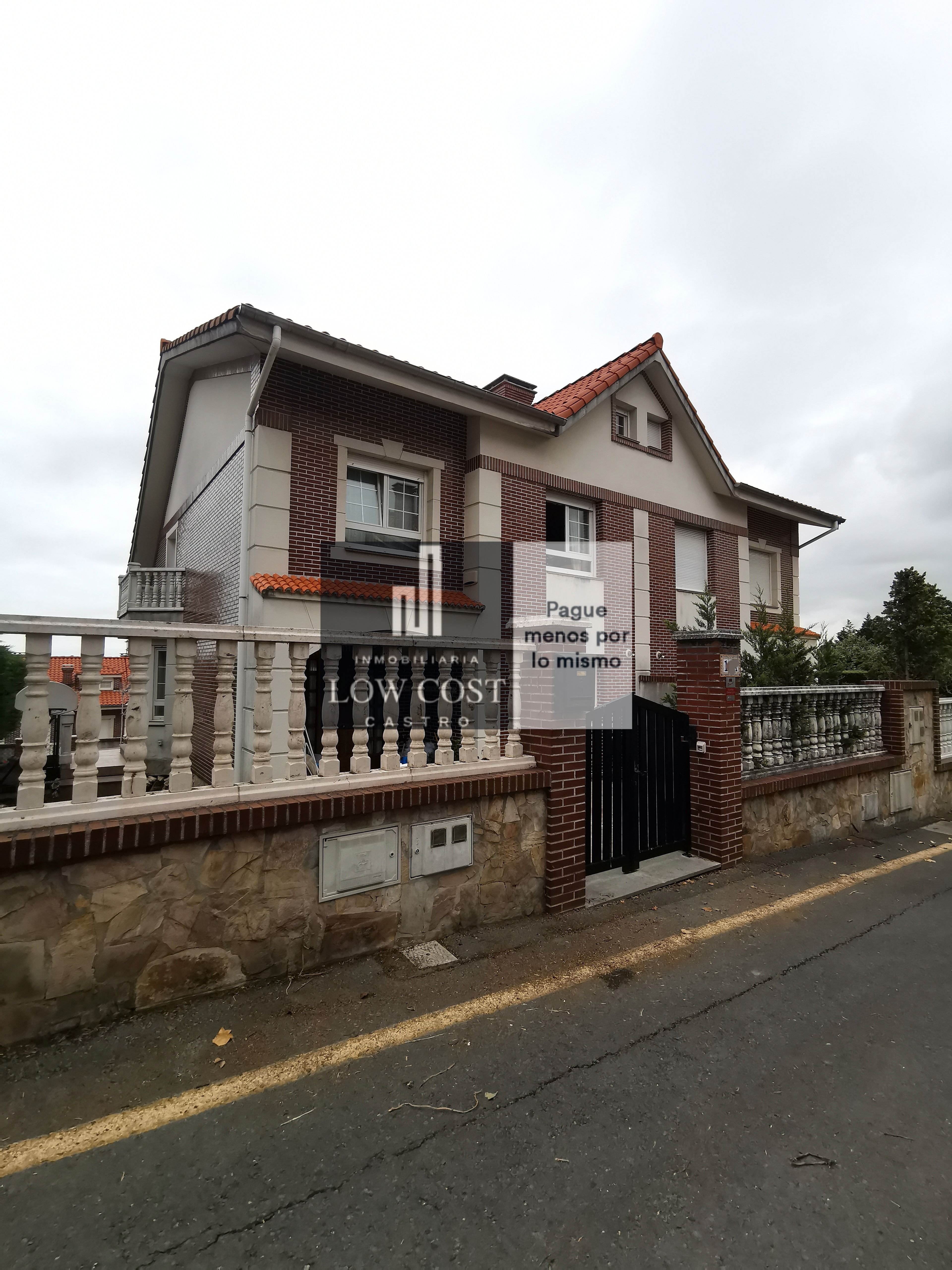 Vista exterior de Casa o xalet en venda en Castro-Urdiales amb Calefacció, Jardí privat i Terrassa