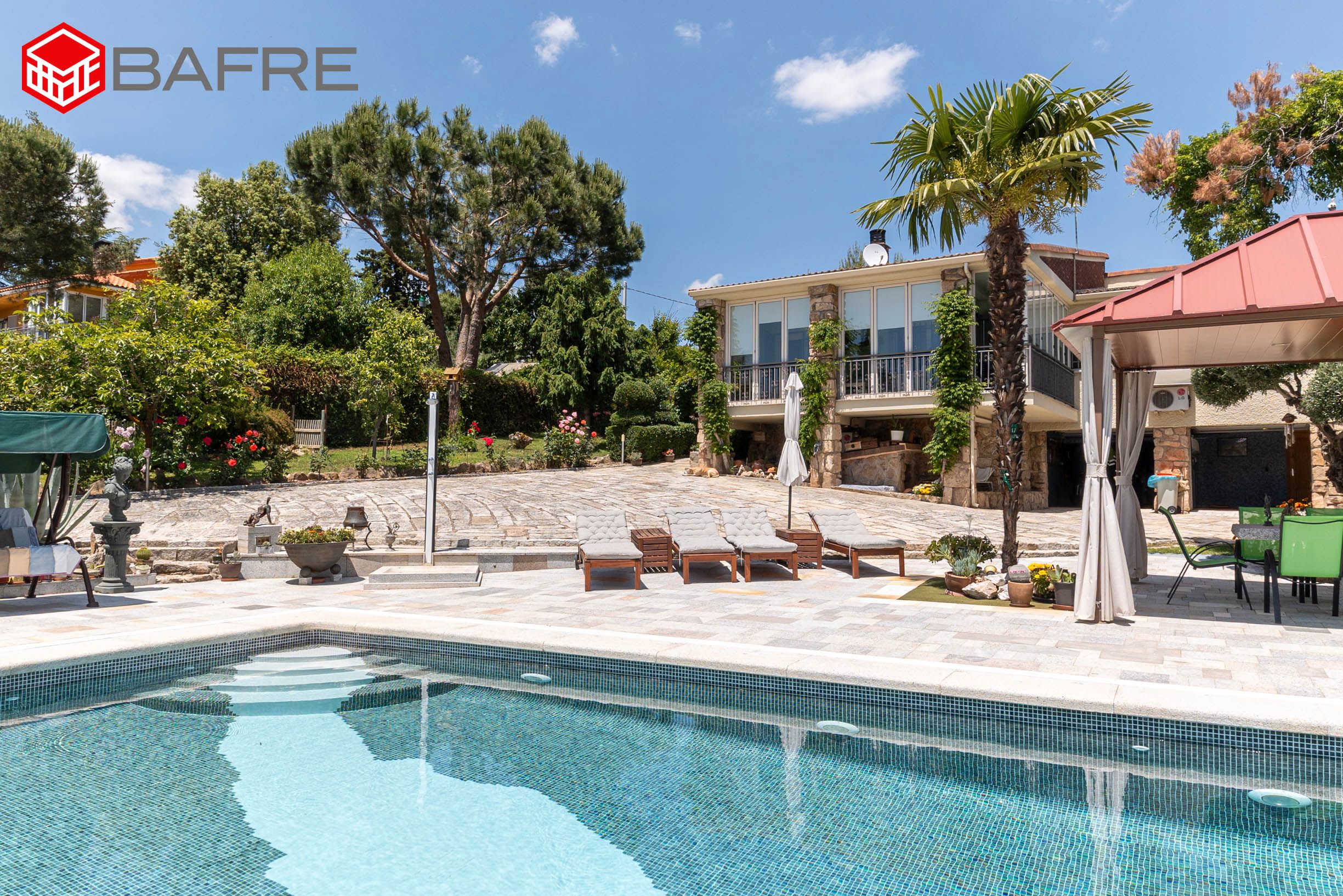 Exterior view of House or chalet for sale in Cabanillas de la Sierra  with Air Conditioner, Private garden and Terrace