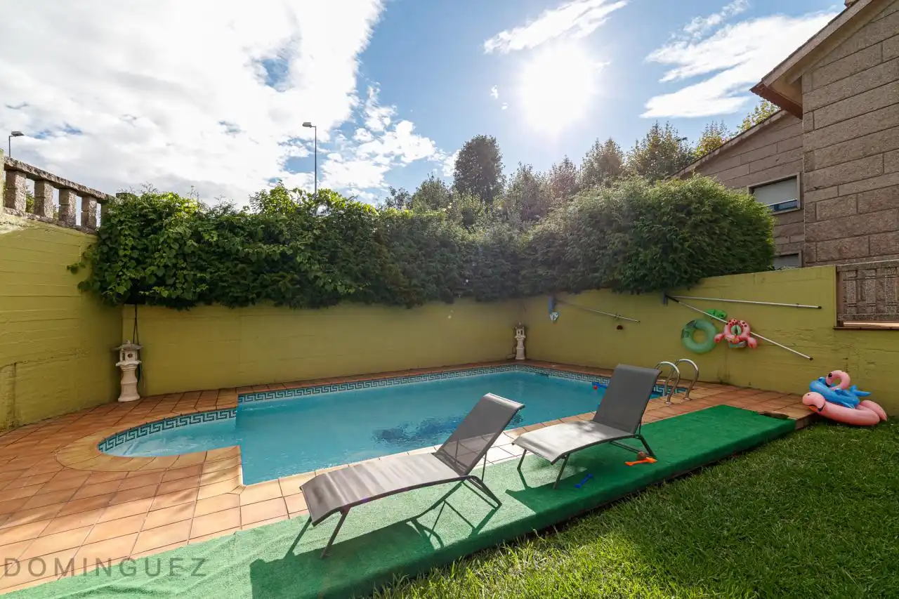 Piscina de Casa o chalet en venta en Vigo  con Calefacción, Jardín privado y Parquet