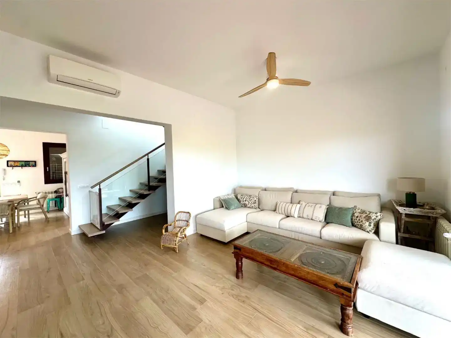 Sala d'estar de Casa adosada de lloguer en Cartagena amb Aire condicionat, Jardí privat i Moblat