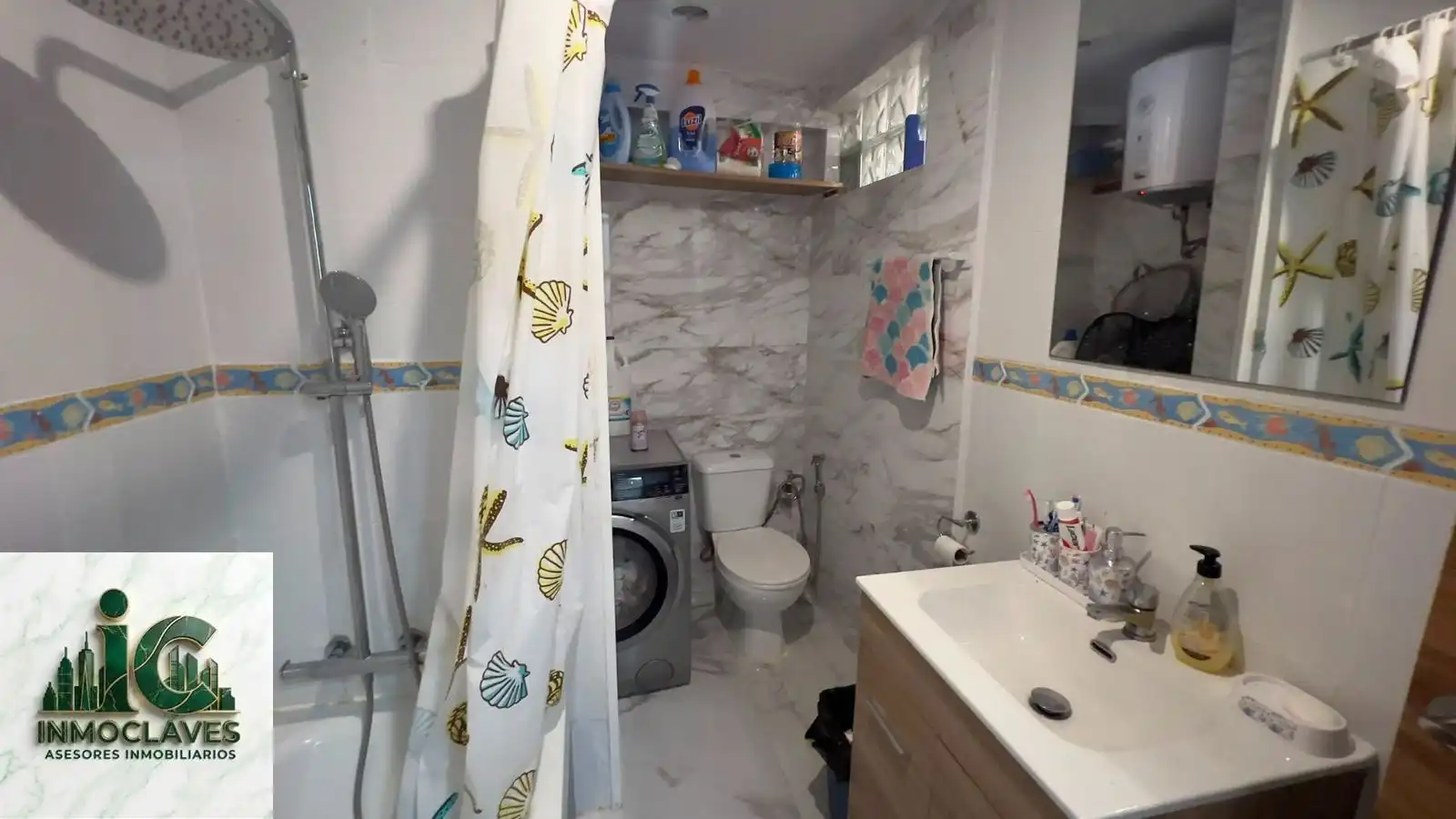 Badezimmer von Einfamilien-Reihenhaus zum Verkauf in Algeciras mit Klimaanlage