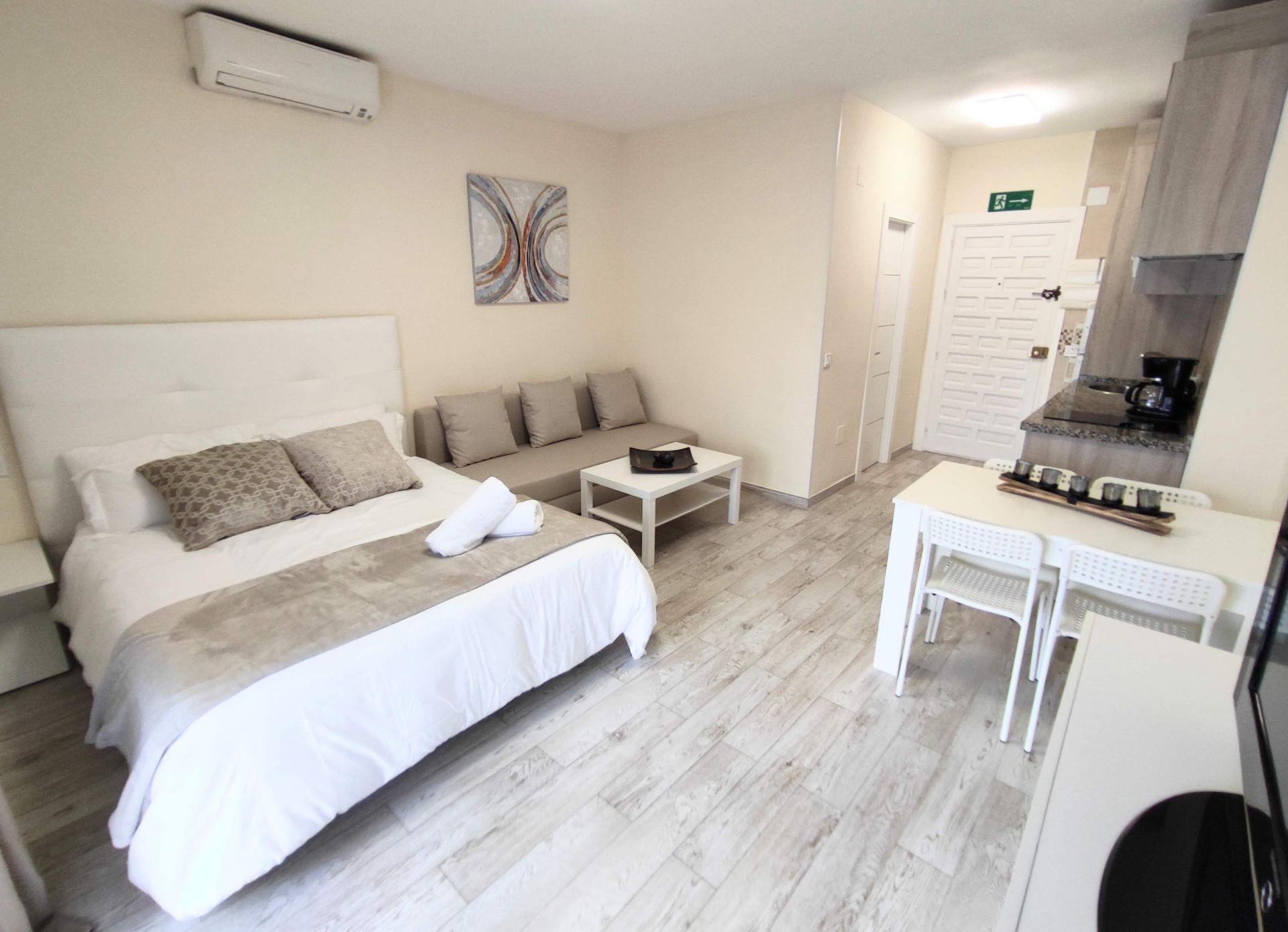 Bedroom of Study for sale in Benalmádena  with Air Conditioner, Terrace and Community pool