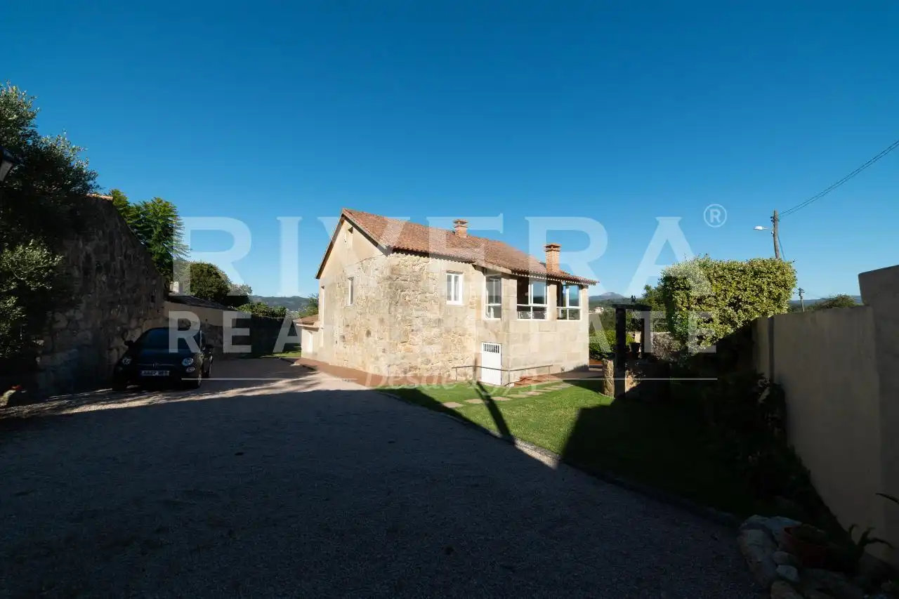 Vista exterior de Casa o xalet en venda en Nigrán amb Calefacció, Jardí privat i Moblat