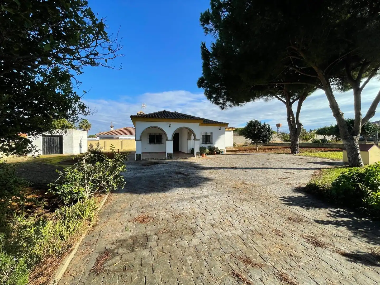 Vista exterior de Casa o xalet en venda en Chiclana de la Frontera amb Jardí privat, Terrassa i Traster