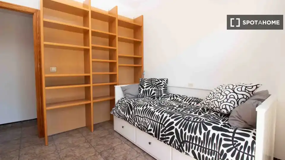Habitación de Piso de alquiler en La Pobla de Vallbona con Aire acondicionado, Calefacción y Amueblado