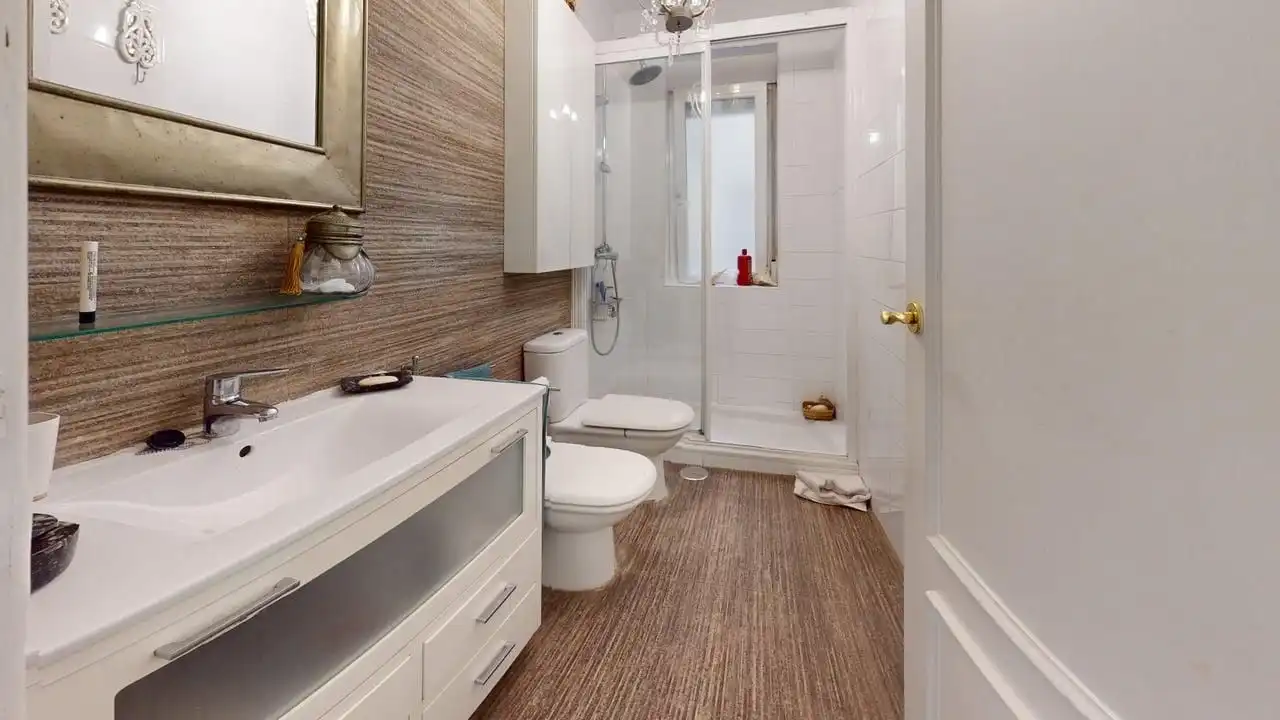 Badezimmer von Wohnung zur Miete in Madrid mit Klimaanlage, Heizung und Möbliert
