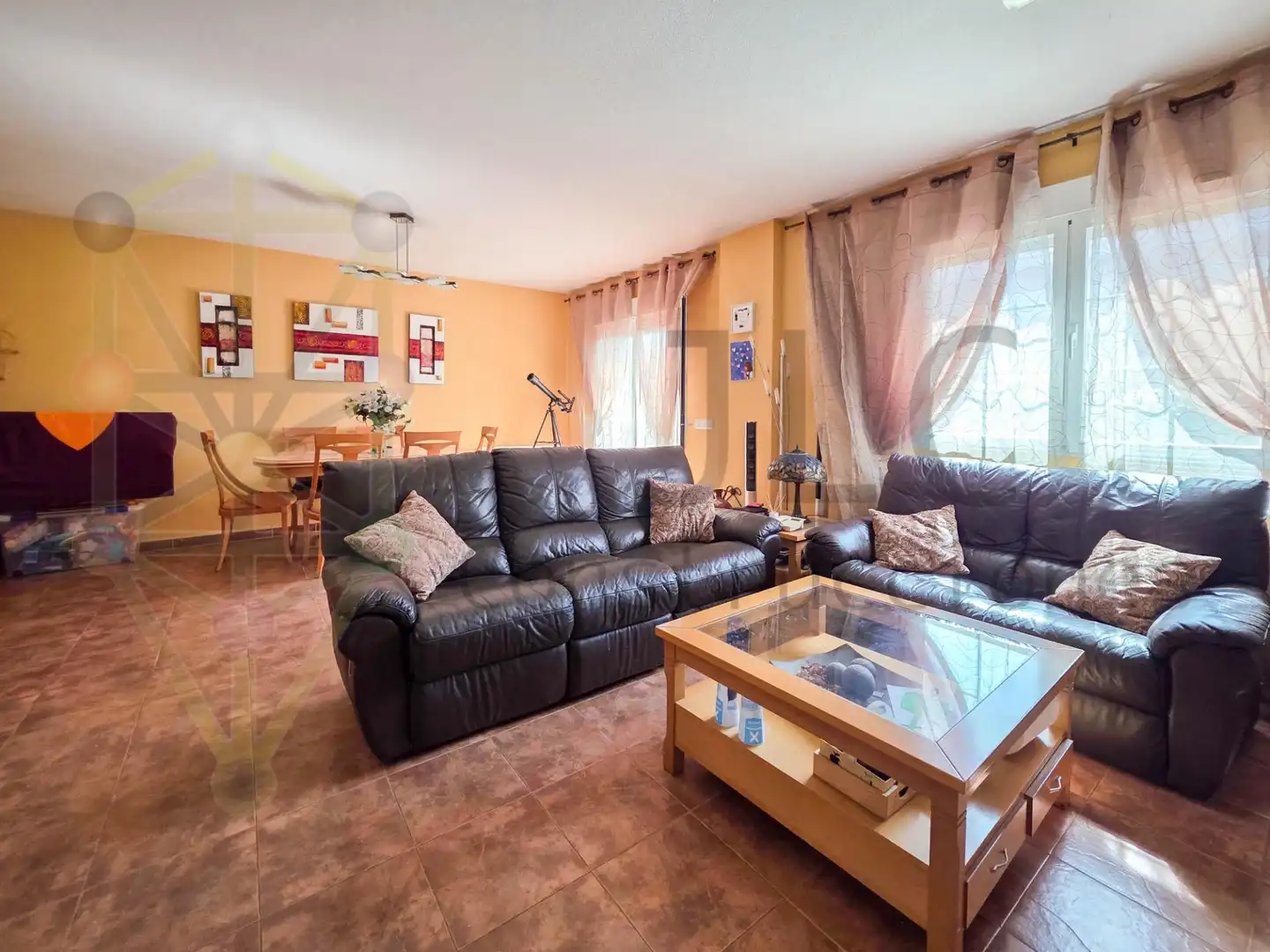 Sala de estar de Casa adosada en venta en El Casar con Calefacción y Piscina comunitaria
