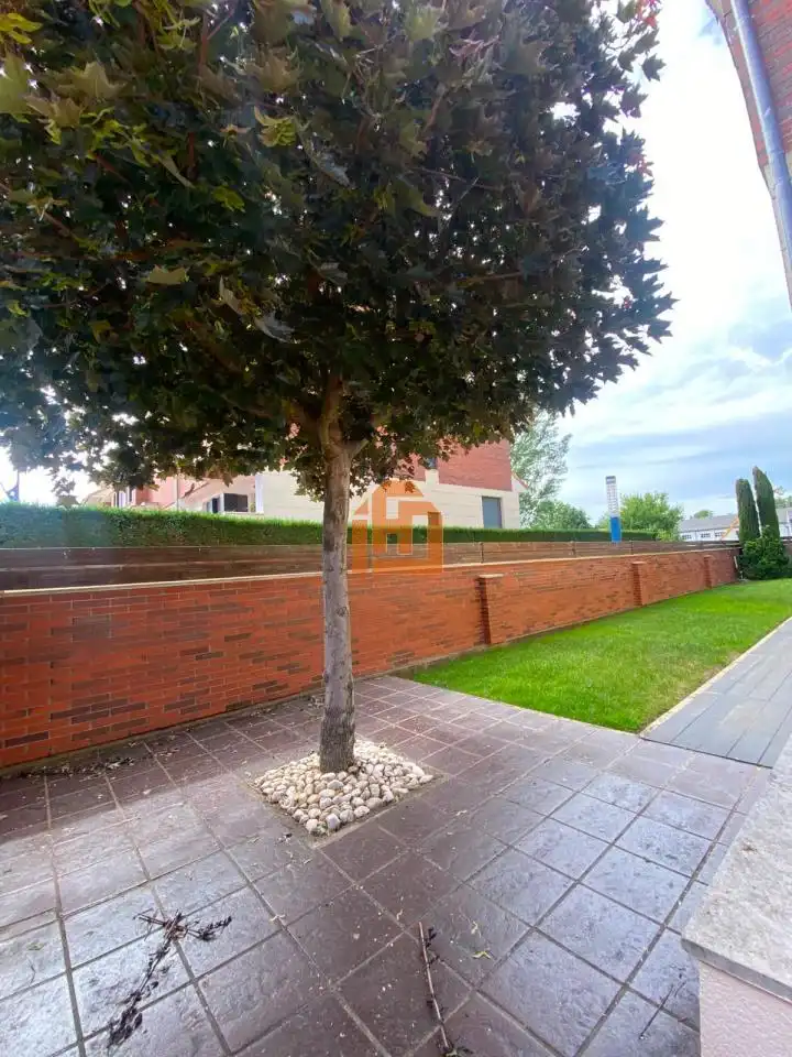Jardín de Casa adosada en venta en San Andrés del Rabanedo con Calefacción, Jardín privado y Trastero