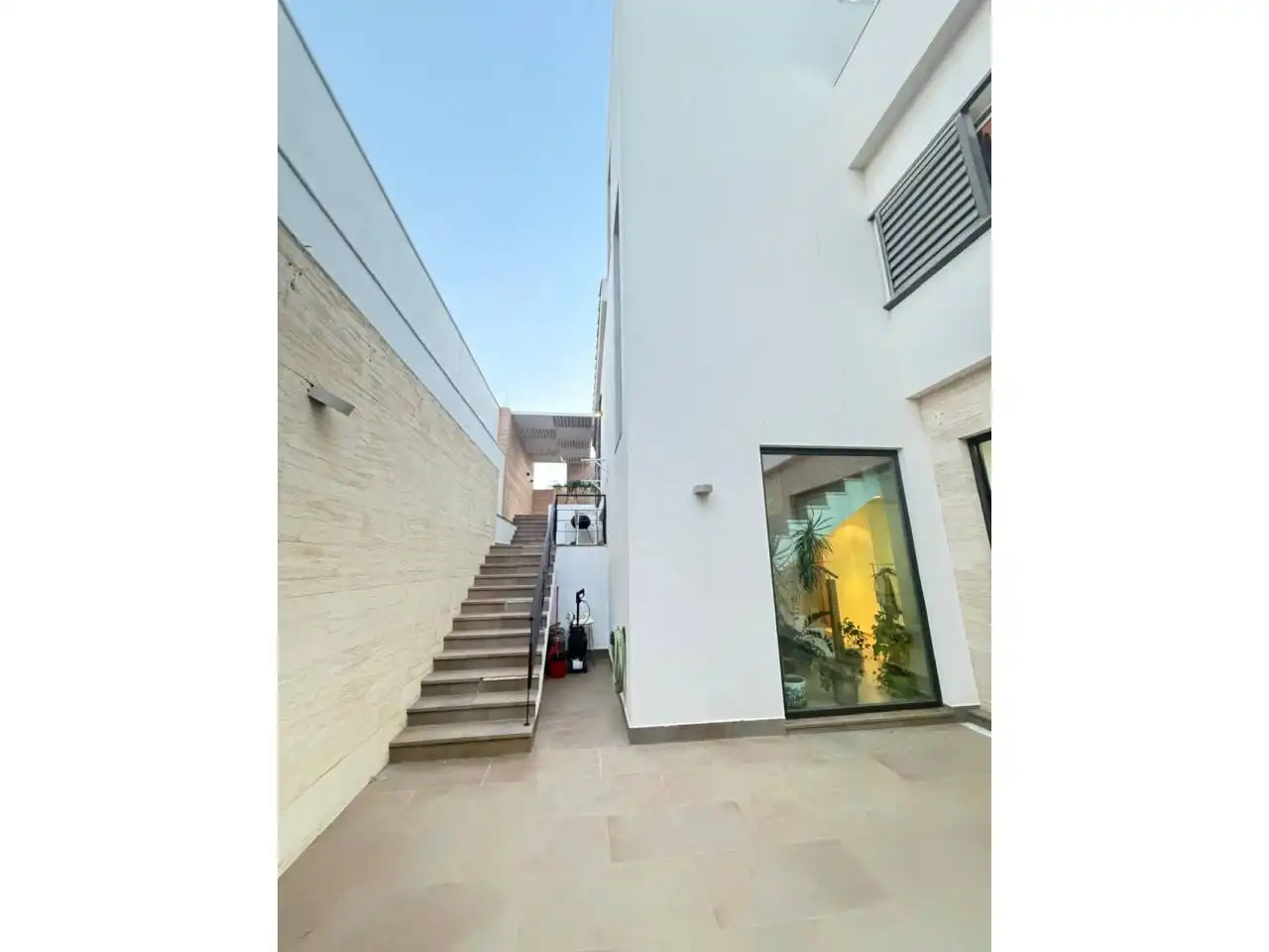 Vista exterior de Casa o xalet en venda en Chiclana de la Frontera amb Aire condicionat, Jardí privat i Terrassa
