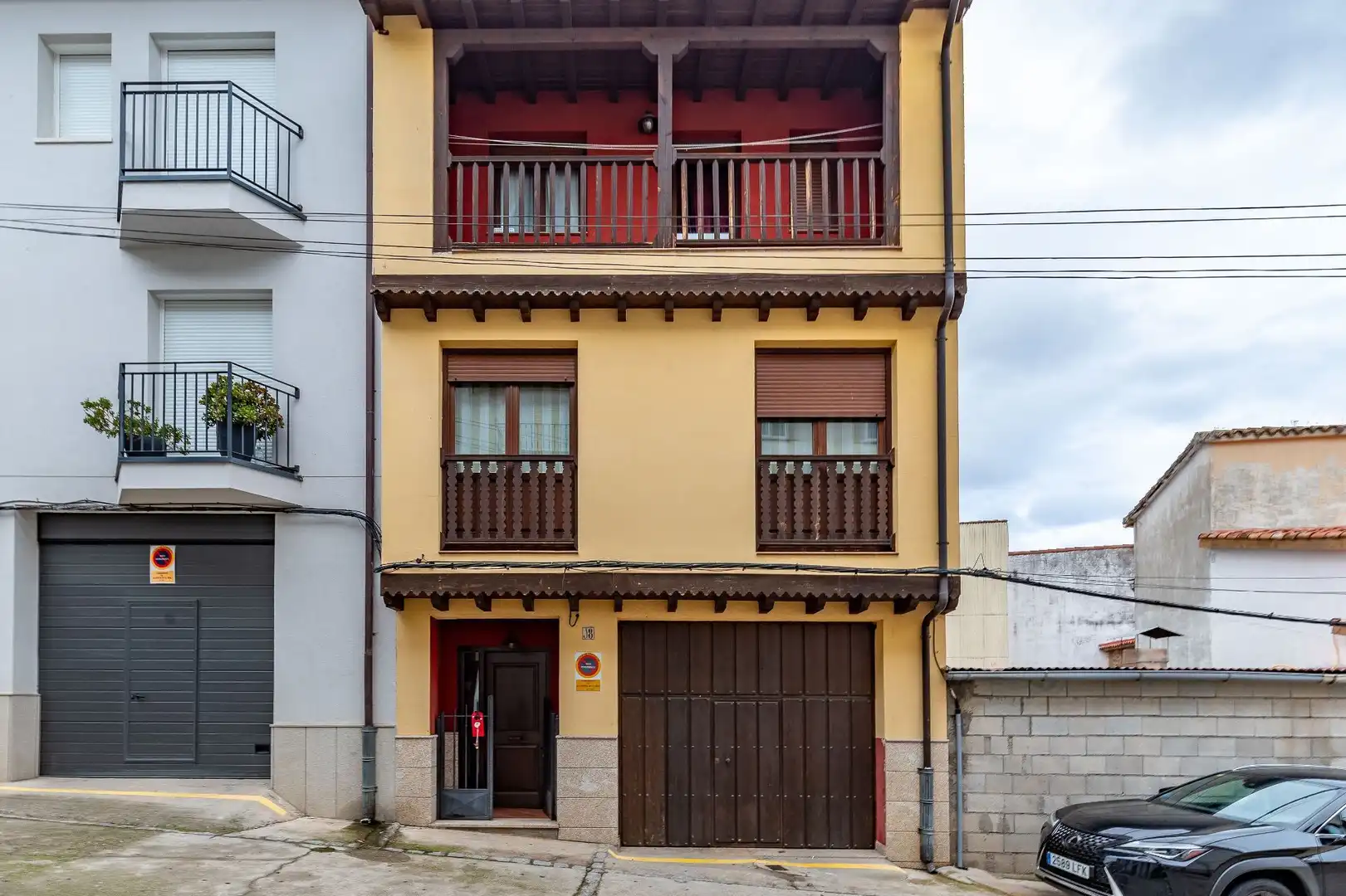 Vista exterior de Casa adosada en venda en Villanueva de la Vera amb Aire condicionat i Calefacció