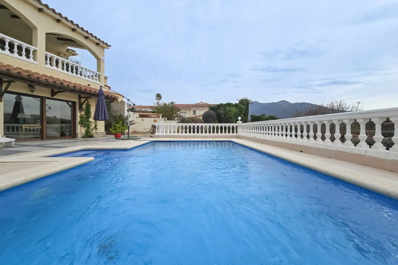 Schwimmbecken von Haus oder Chalet zum Verkauf in Roses mit Heizung, Privatgarten und Terrasse
