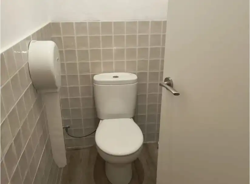 Business premises for transfer in Carrer de Cabestany 12, imagen 7