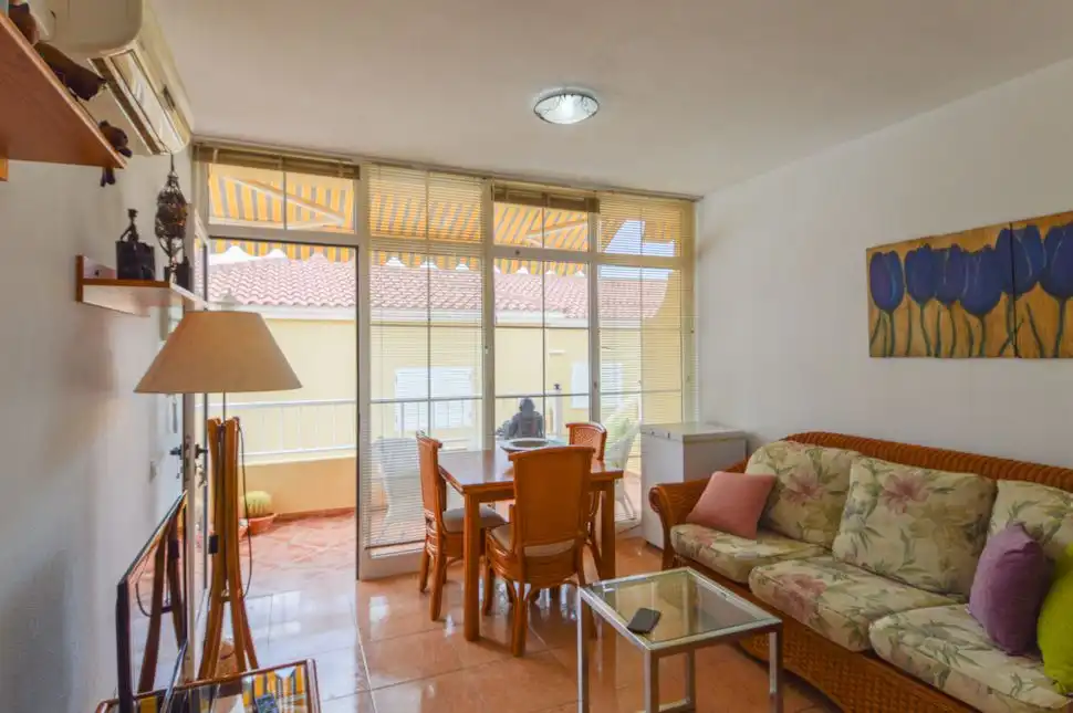 Sala de estar de Apartamento de alquiler en Mogán con Terraza y Piscina comunitaria
