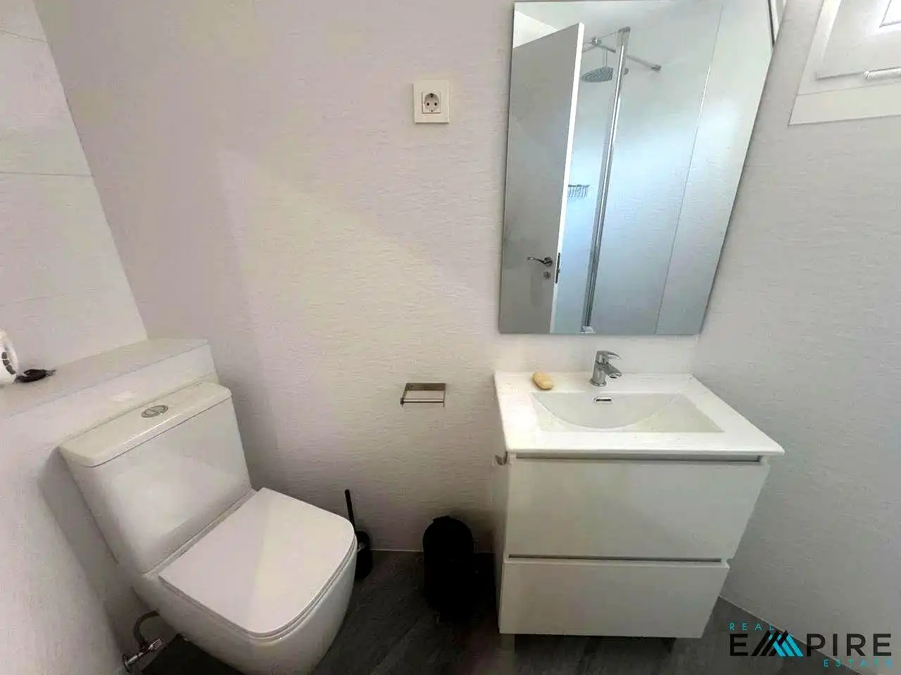 Baño de Piso para compartir en Fuenlabrada con Calefacción y Amueblado