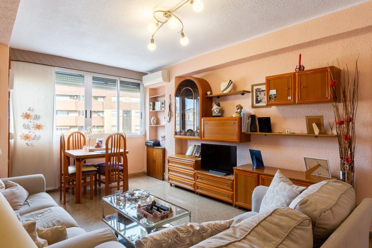 Living room of Flat for sale in  Valencia Capital  with Heating and Furnished