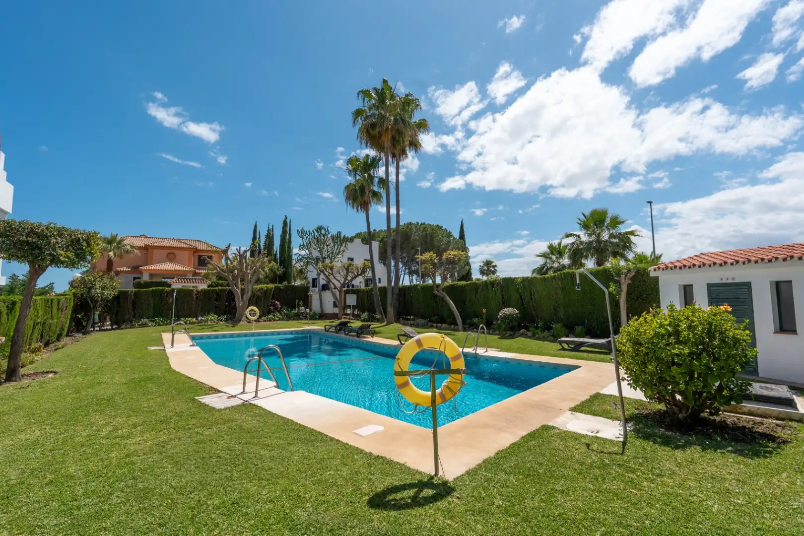 Garten von Einfamilien-Reihenhaus zum Verkauf in Marbella mit Klimaanlage, Heizung und Privatgarten
