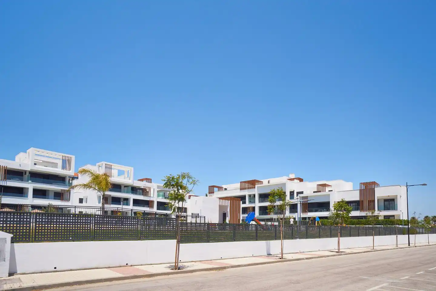 Vista exterior de Pis en venda en Estepona amb Aire condicionat, Terrassa i Piscina