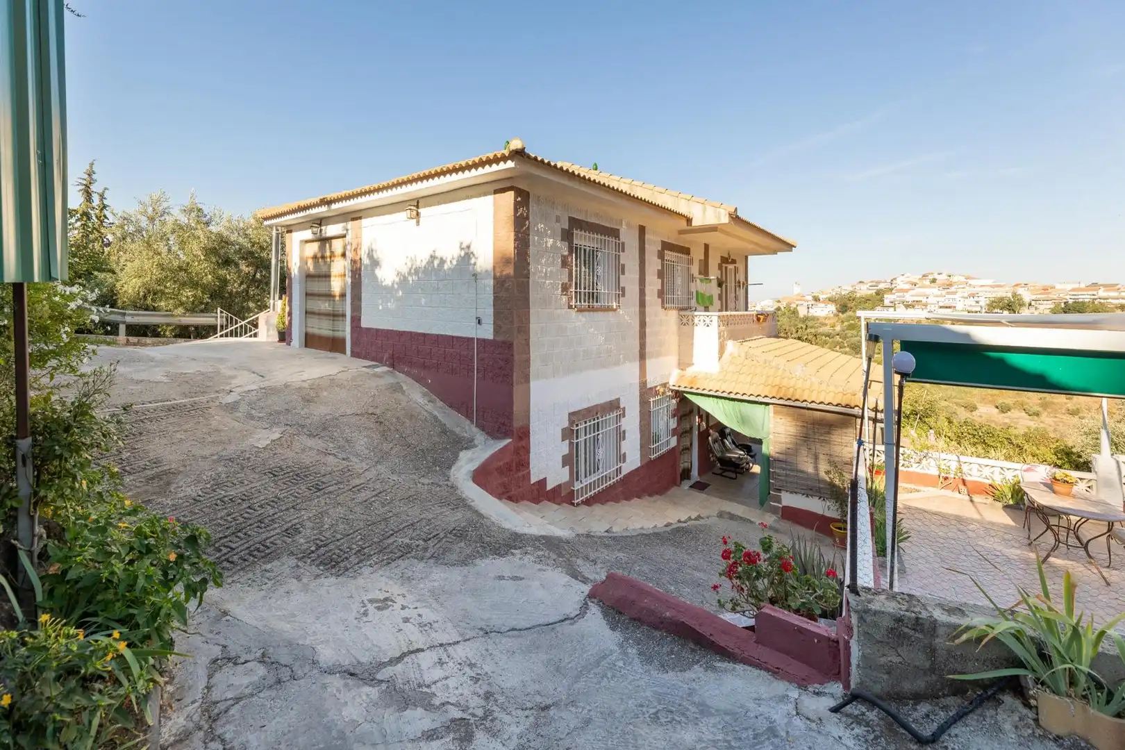 Vista exterior de Casa o xalet en venda en Cogollos de la Vega amb Jardí privat, Terrassa i Traster