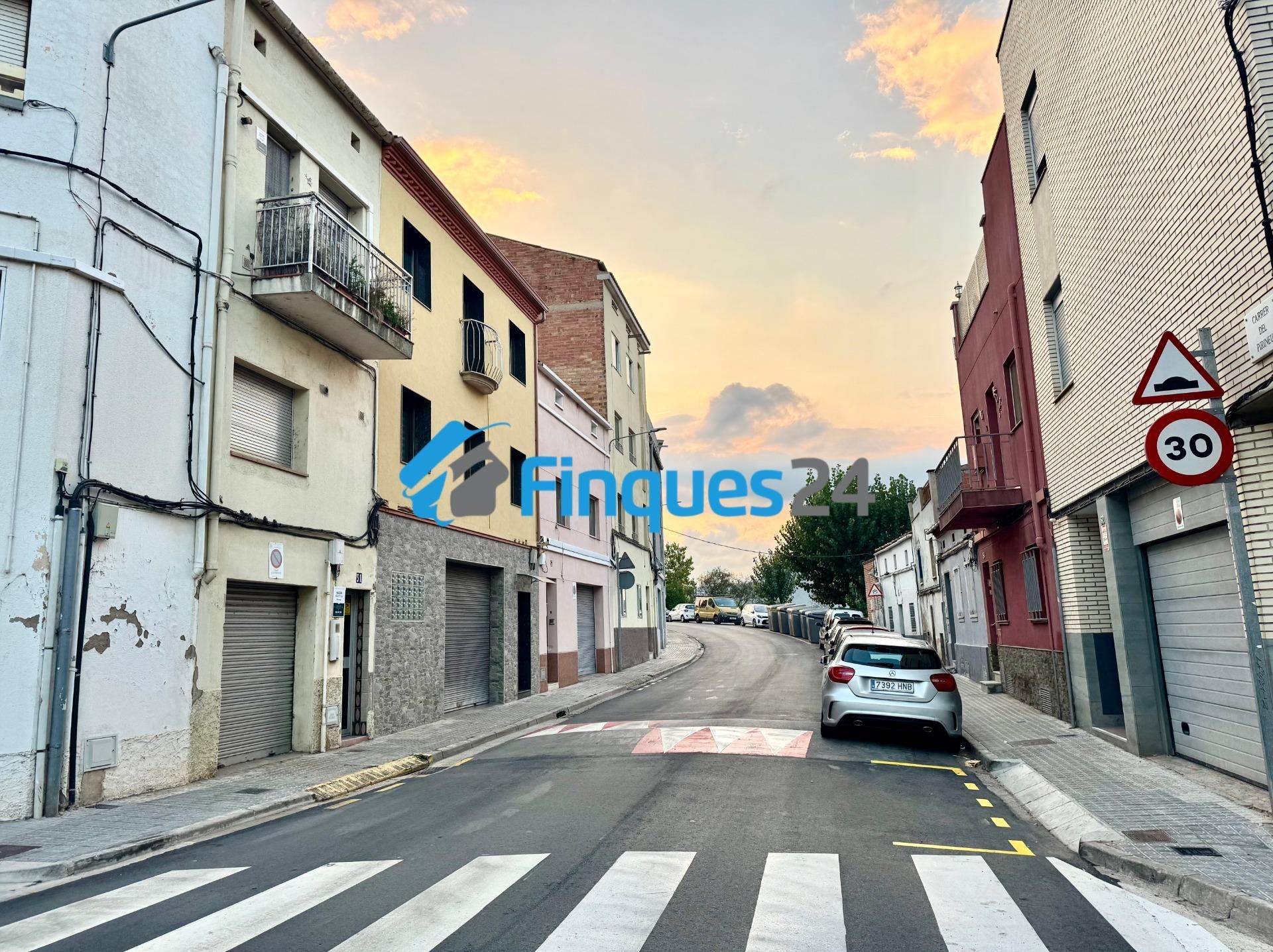 Vista exterior de Casa adosada en venda en Manresa amb Calefacció, Terrassa i Balcó