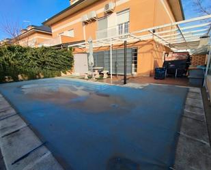 Exterior view of Single-family semi-detached for sale in Rivas-Vaciamadrid  with Air Conditioner, Heating and Private garden