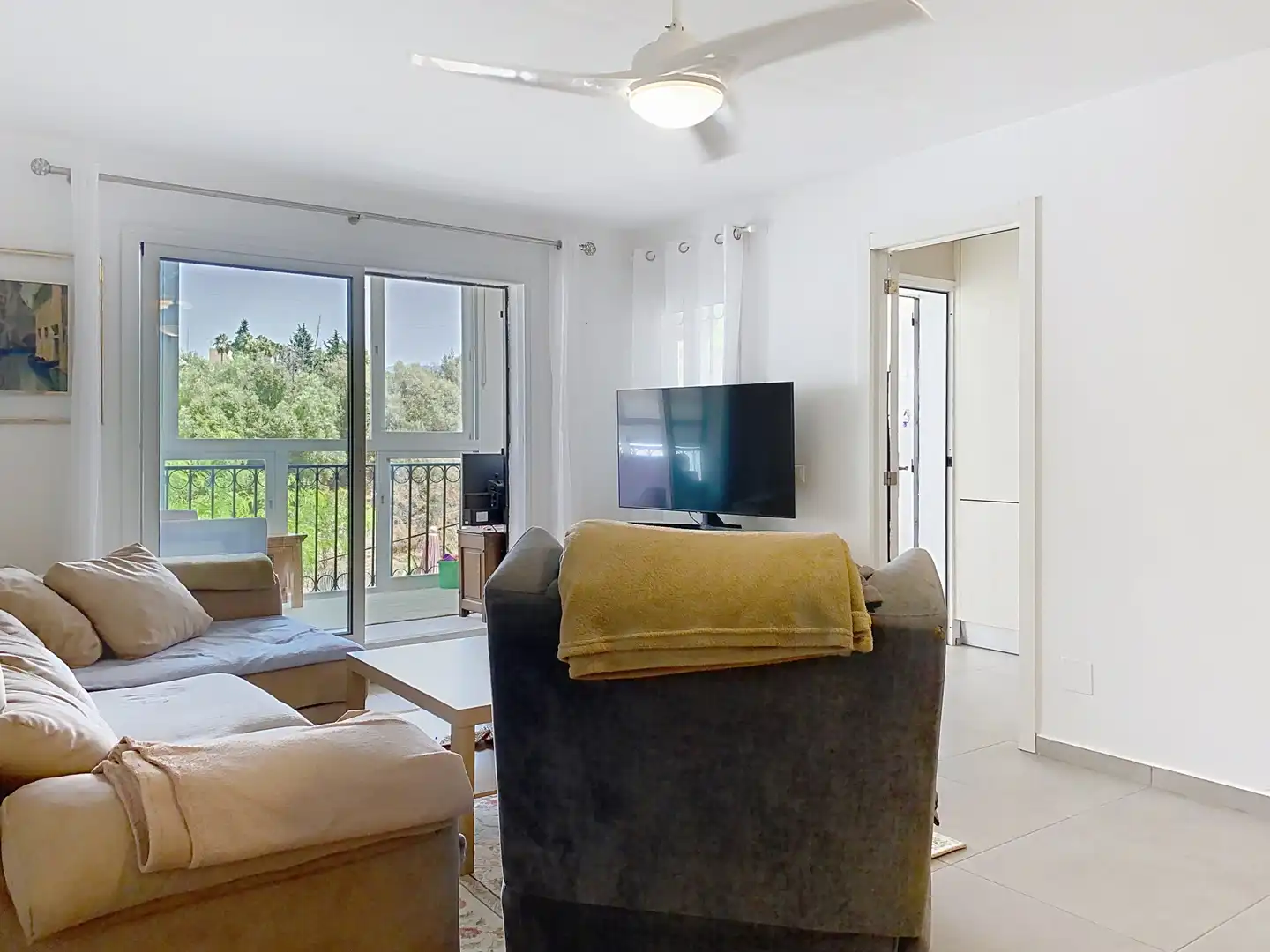 Sala d'estar de Casa adosada en venda en Estepona amb Aire condicionat, Jardí privat i Terrassa