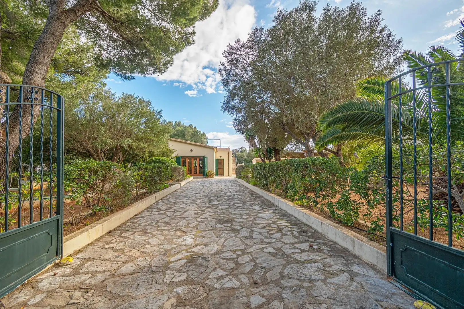 Vista exterior de Casa o xalet en venda en Manacor amb Aire condicionat, Jardí privat i Traster