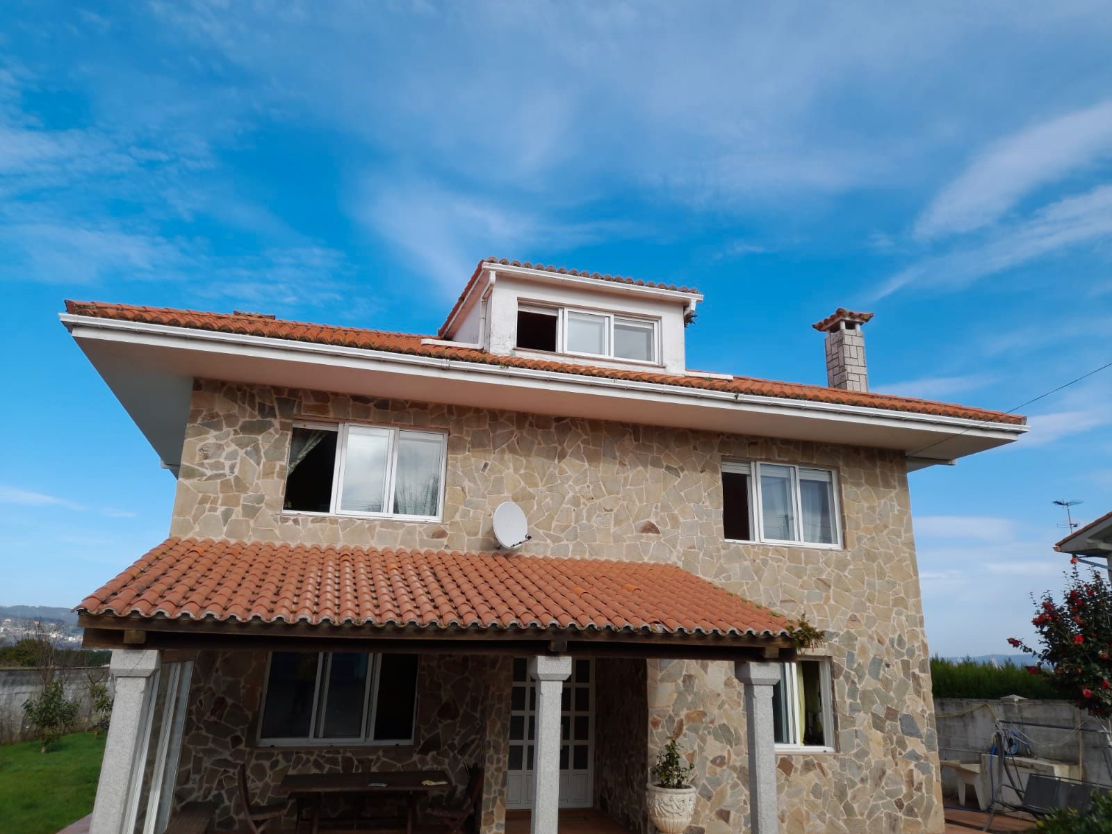 Vista exterior de Casa o xalet en venda en Mugardos amb Calefacció, Jardí privat i Terrassa