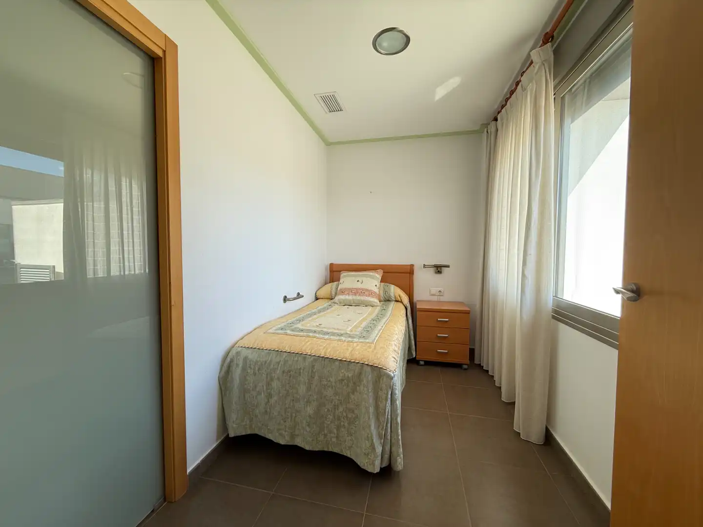 Schlafzimmer von Einfamilien-Reihenhaus zum Verkauf in La Pobla del Duc mit Klimaanlage, Heizung und Terrasse