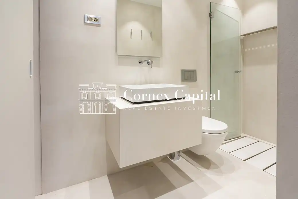 Baño de Casa adosada en venta en Barcelona con Aire acondicionado, Calefacción y Jardín privado