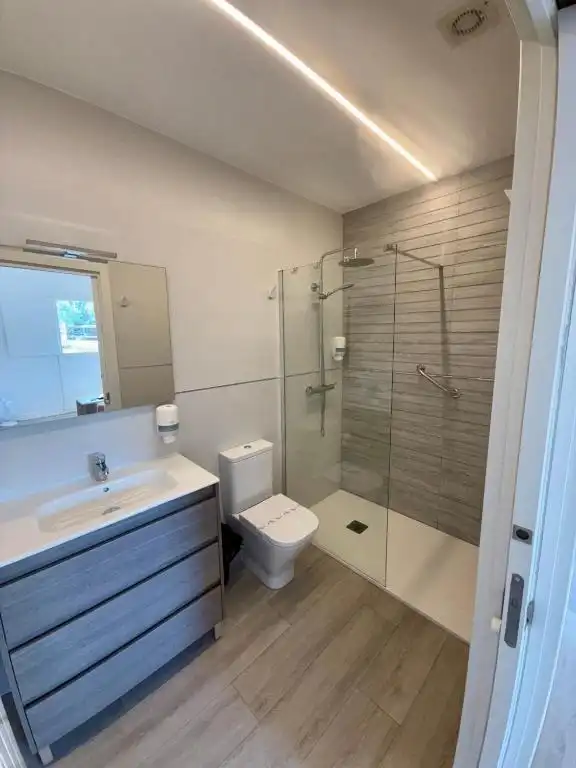 Badezimmer von Erdgeschoss zur Miete in Santa María de Cayón mit Heizung, Terrasse und Möbliert