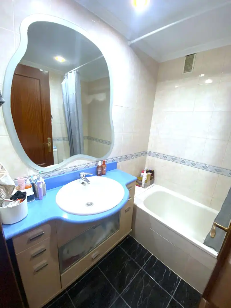 Badezimmer von Dachboden zum Verkauf in Castro-Urdiales mit Heizung, Privatgarten und Parkett