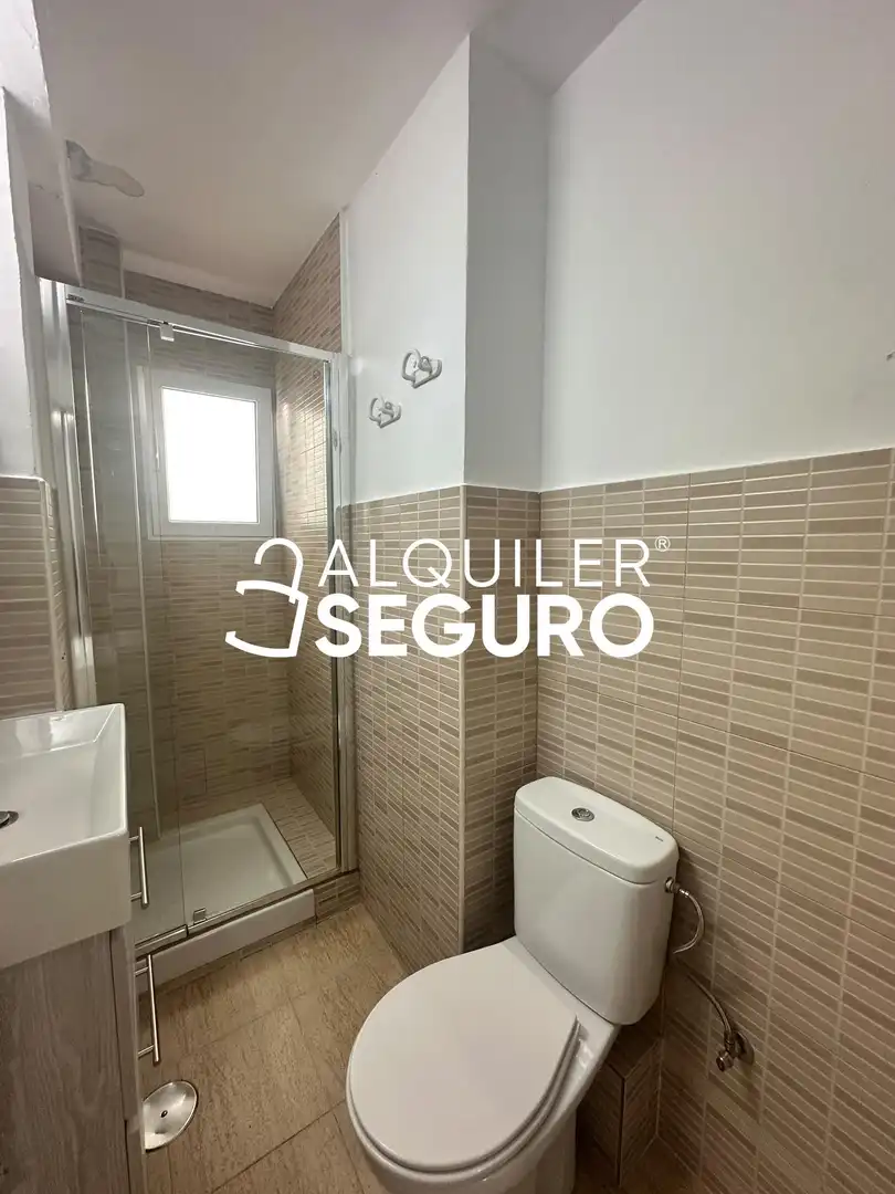 Badezimmer von Wohnung zur Miete in Madrid mit Heizung und Terrasse