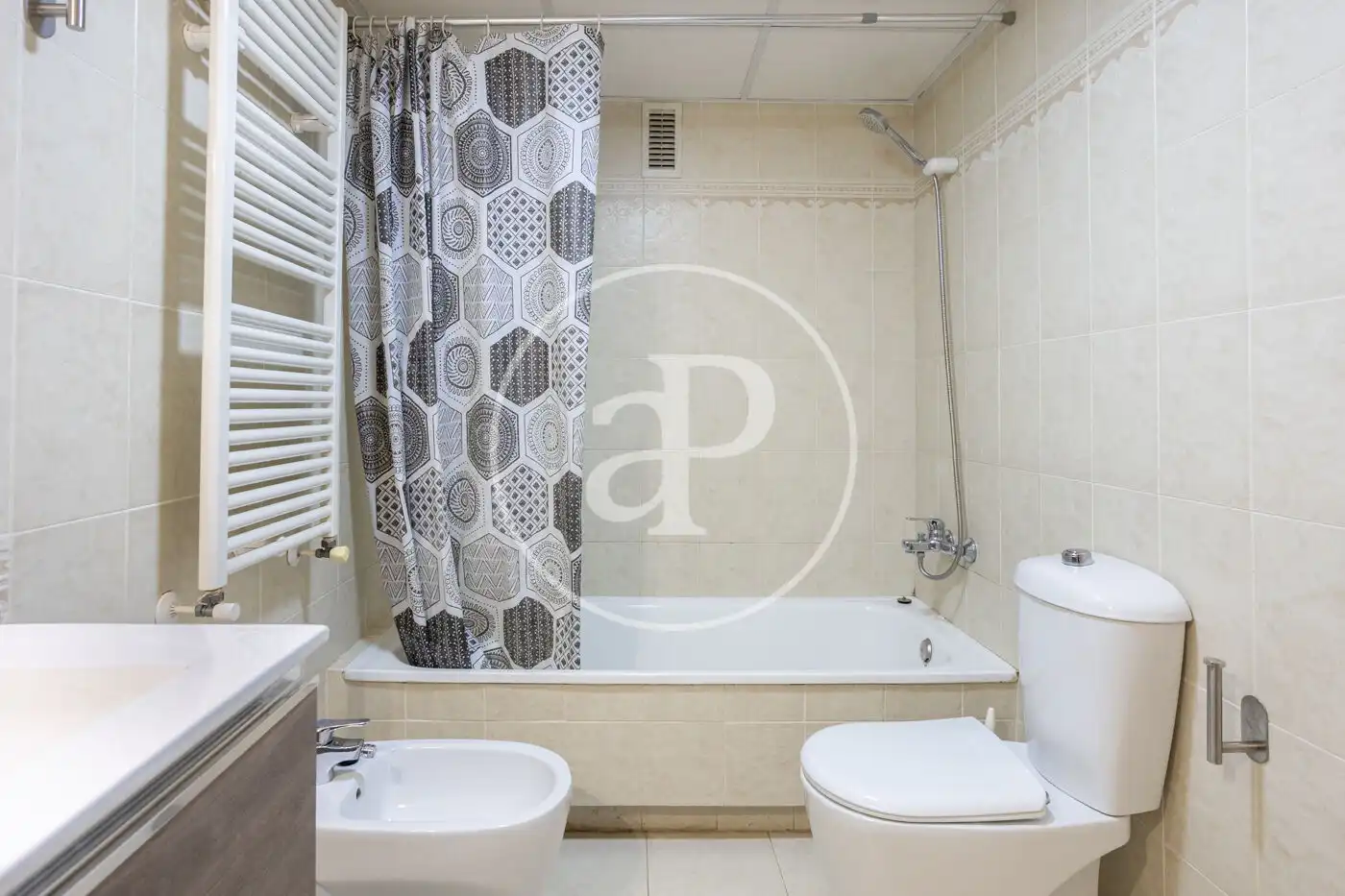 Badezimmer von Wohnung zur Miete in Valencia mit Klimaanlage, Heizung und Privatgarten