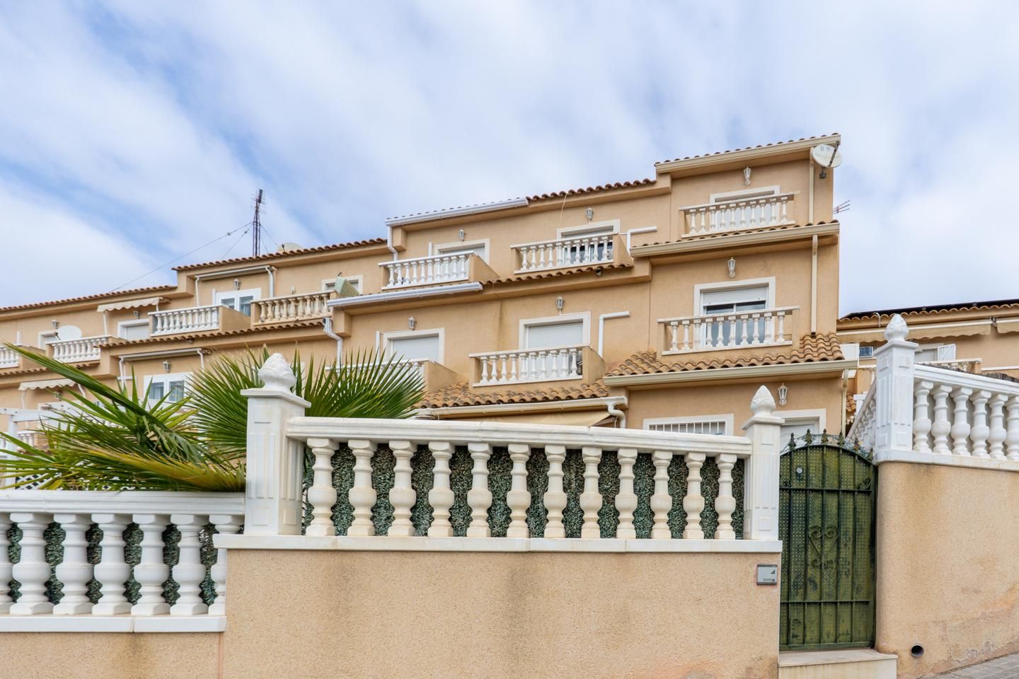 Vista exterior de Casa adosada en venda en Santa Pola amb Terrassa, Traster i Moblat
