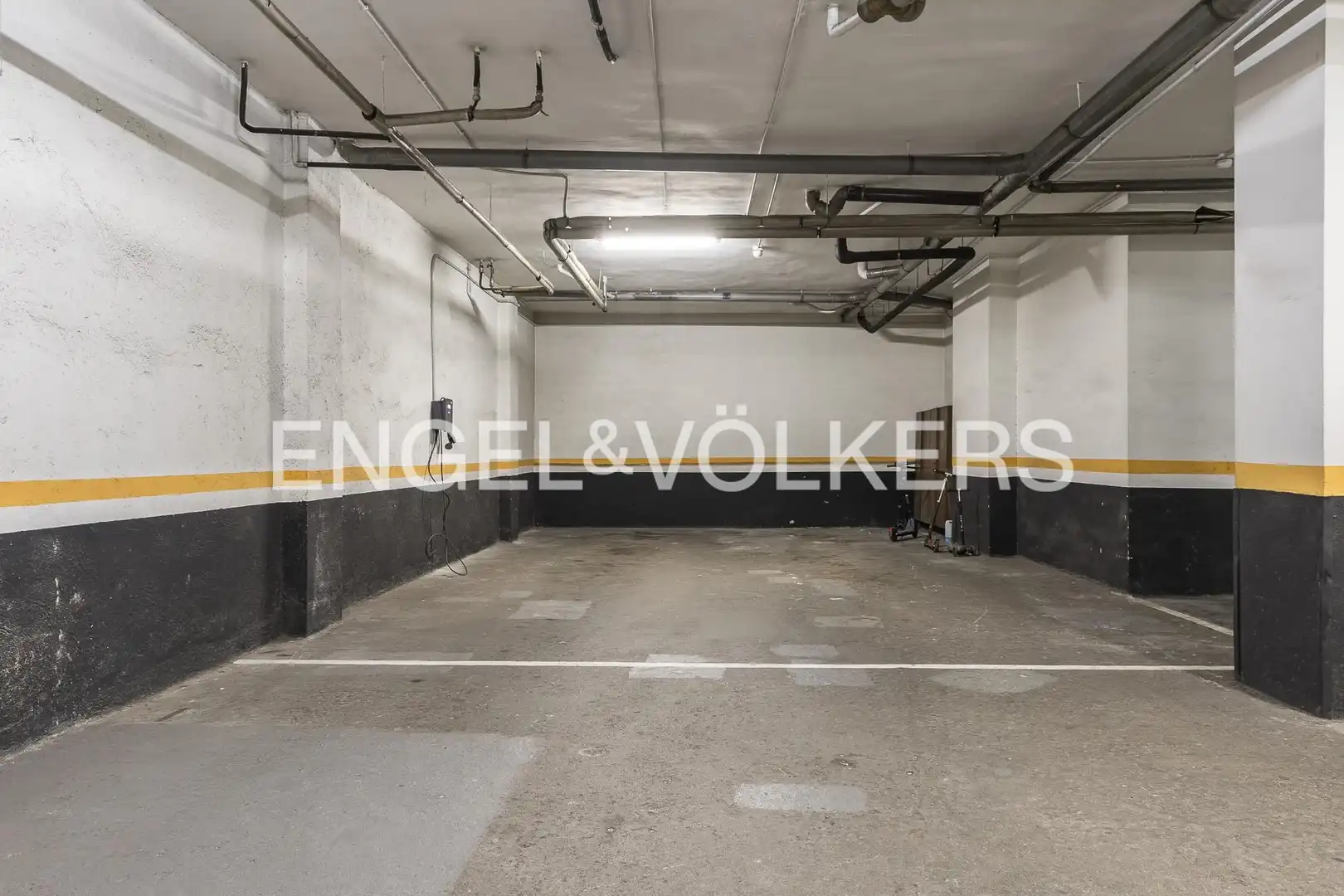 Parking de Piso en venta en Barcelona con Aire acondicionado, Calefacción y Jardín privado