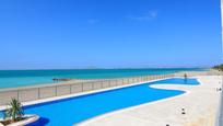 Piscina de Apartament en venda en La Manga del Mar Menor amb Aire condicionat, Calefacció i Terrassa