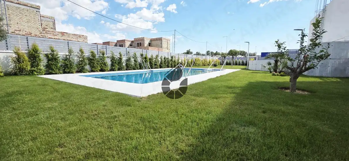 Piscina de Casa adosada en venda en Coria del Río amb Aire condicionat, Traster i Piscina comunitària