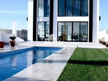 Chalet con piscina en venta en Crevillent