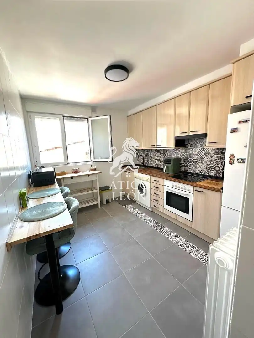 Cuina de Apartament en venda en León Capital  amb Calefacció, Terrassa i Traster