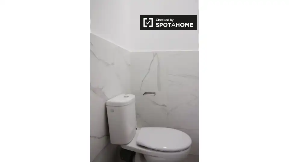 Baño de Piso para compartir en Barcelona con Aire acondicionado, Calefacción y Amueblado