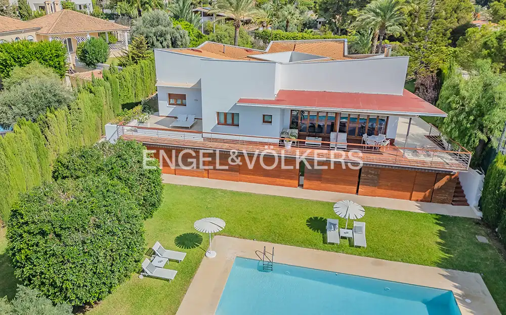 Vista exterior de Casa o xalet en venda en Elche / Elx amb Aire condicionat, Calefacció i Jardí privat