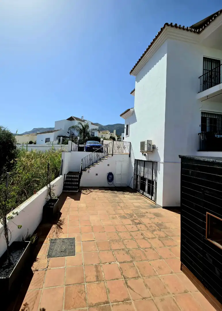 Vista exterior de Casa o xalet en venda en Alhaurín El Grande amb Aire condicionat, Jardí privat i Terrassa