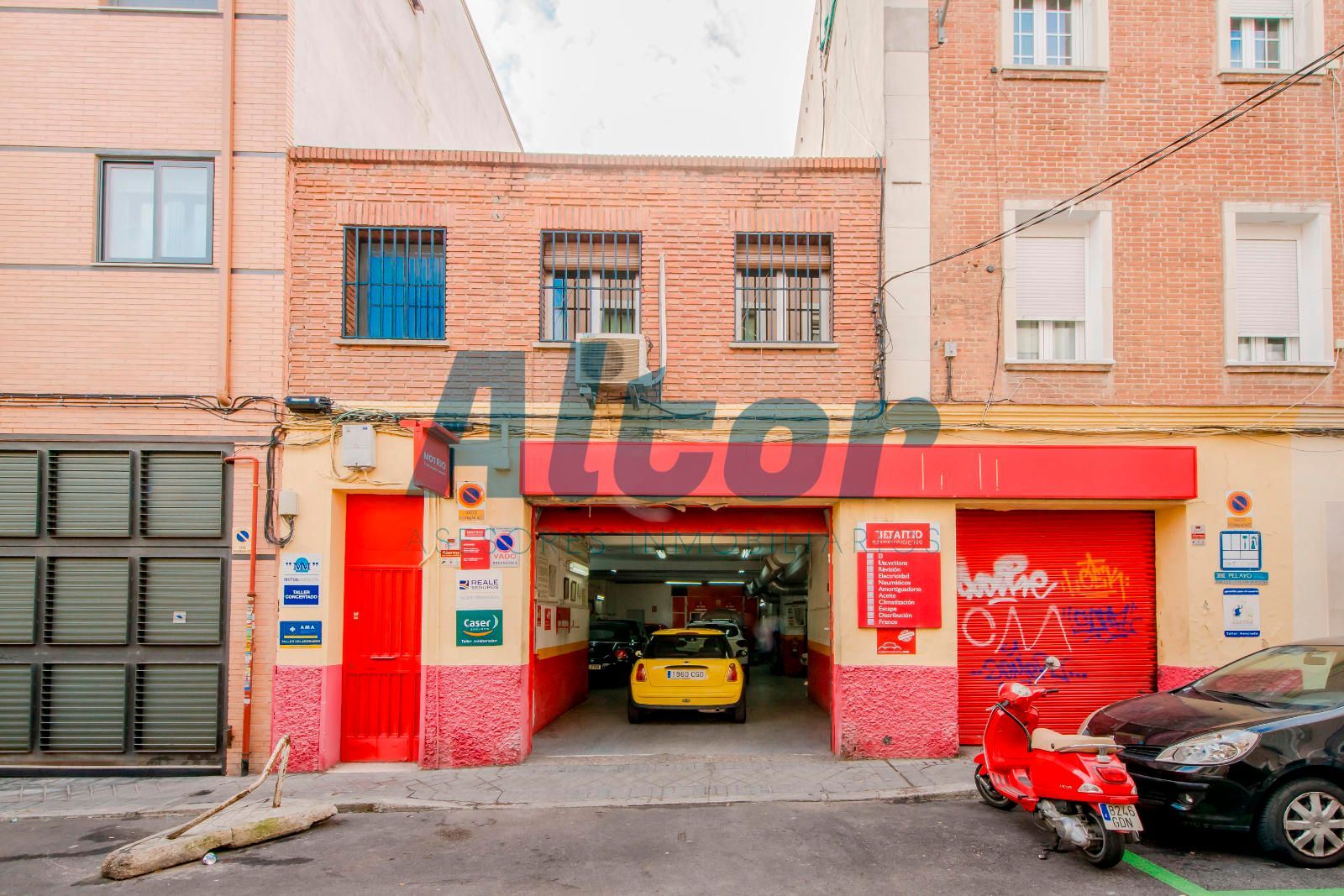 Exterior view of Building for sale in  Madrid Capital