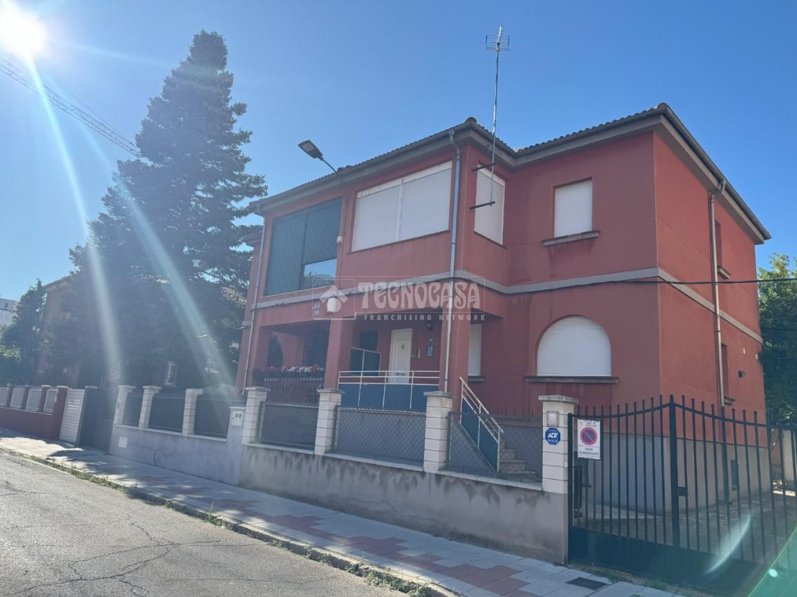 Exterior view of Single-family semi-detached for sale in León Capital   with Heating, Private garden and Parquet flooring