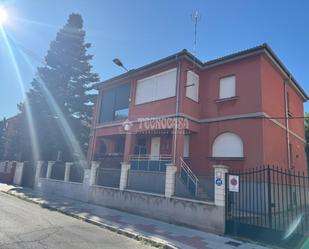 Vista exterior de Casa adosada en venda en León Capital  amb Calefacció, Jardí privat i Parquet