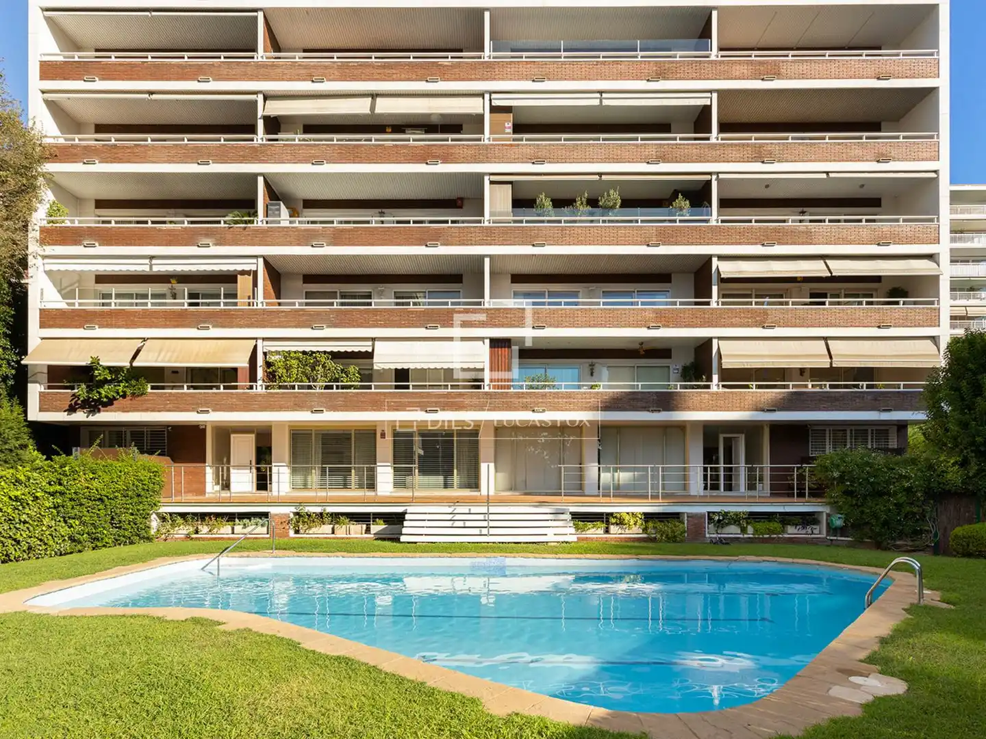 Vista exterior de Pis en venda en Barcelona amb Aire condicionat, Terrassa i Balcó