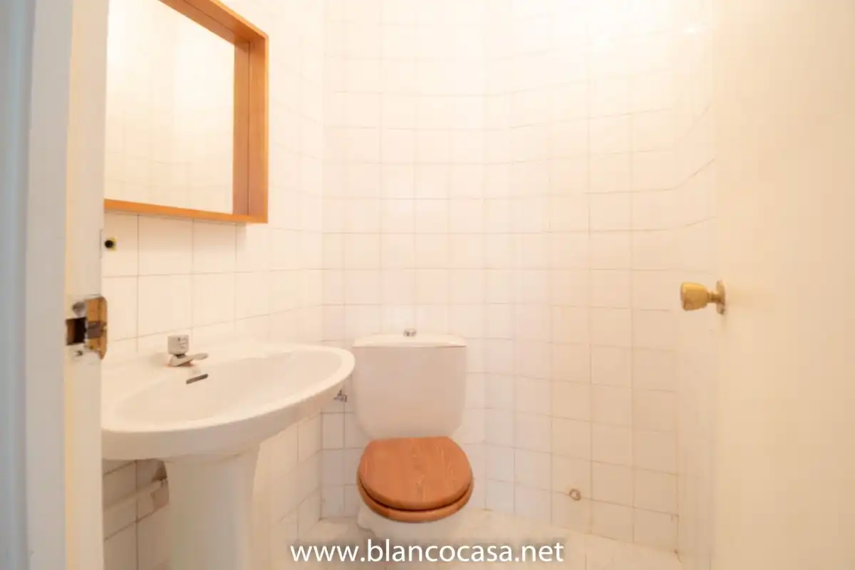 Badezimmer von Büro zur Miete in Carballo mit Abstellraum