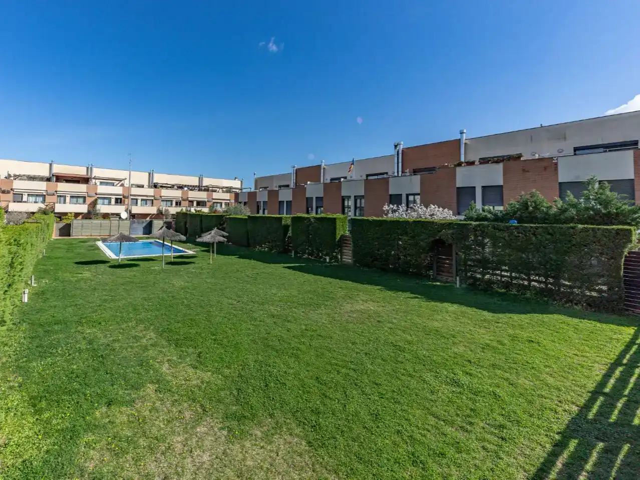 Vista exterior de Casa adosada en venda en Vilanova del Vallès amb Aire condicionat i Piscina
