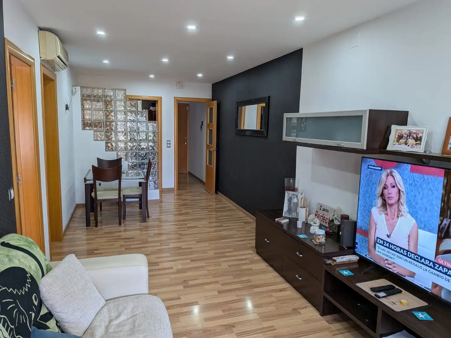 Living room of Flat for sale in Sabadell  with Air Conditioner, Parquet flooring and Furnished